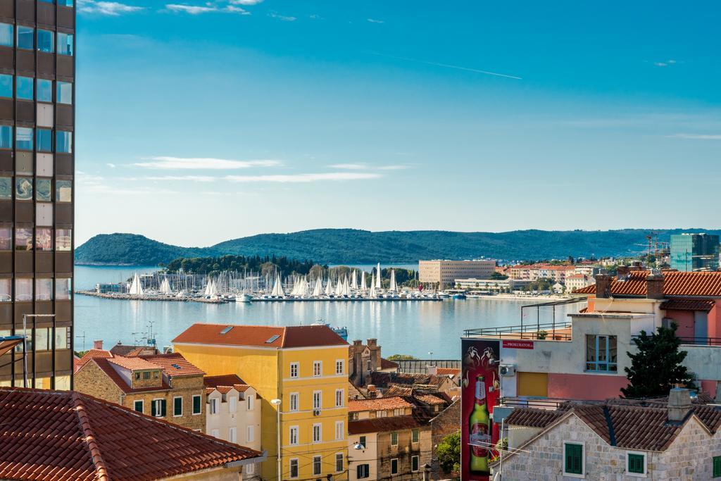 Apartment Kokolo With Sea View Split Bagian luar foto