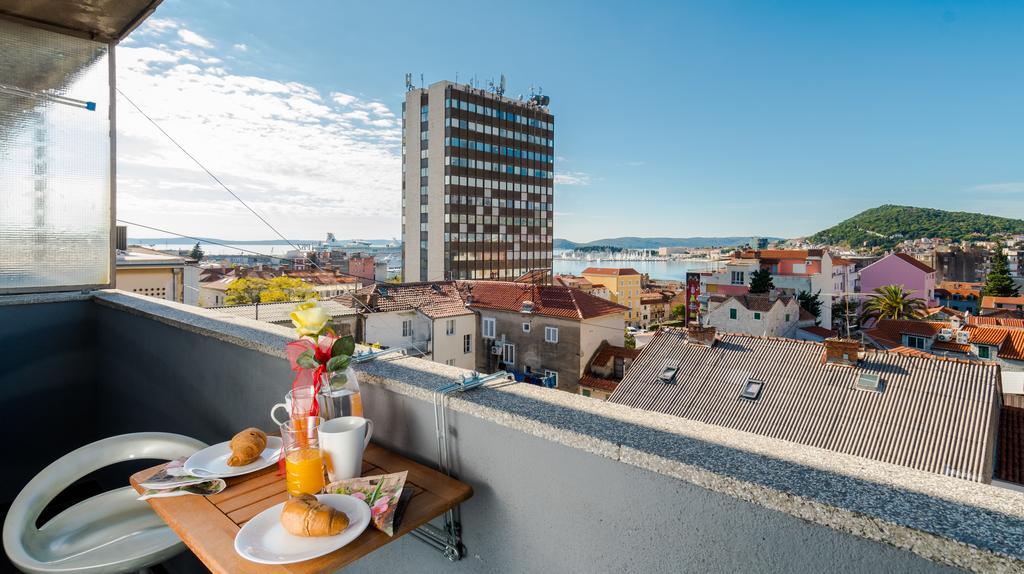 Apartment Kokolo With Sea View Split Bagian luar foto